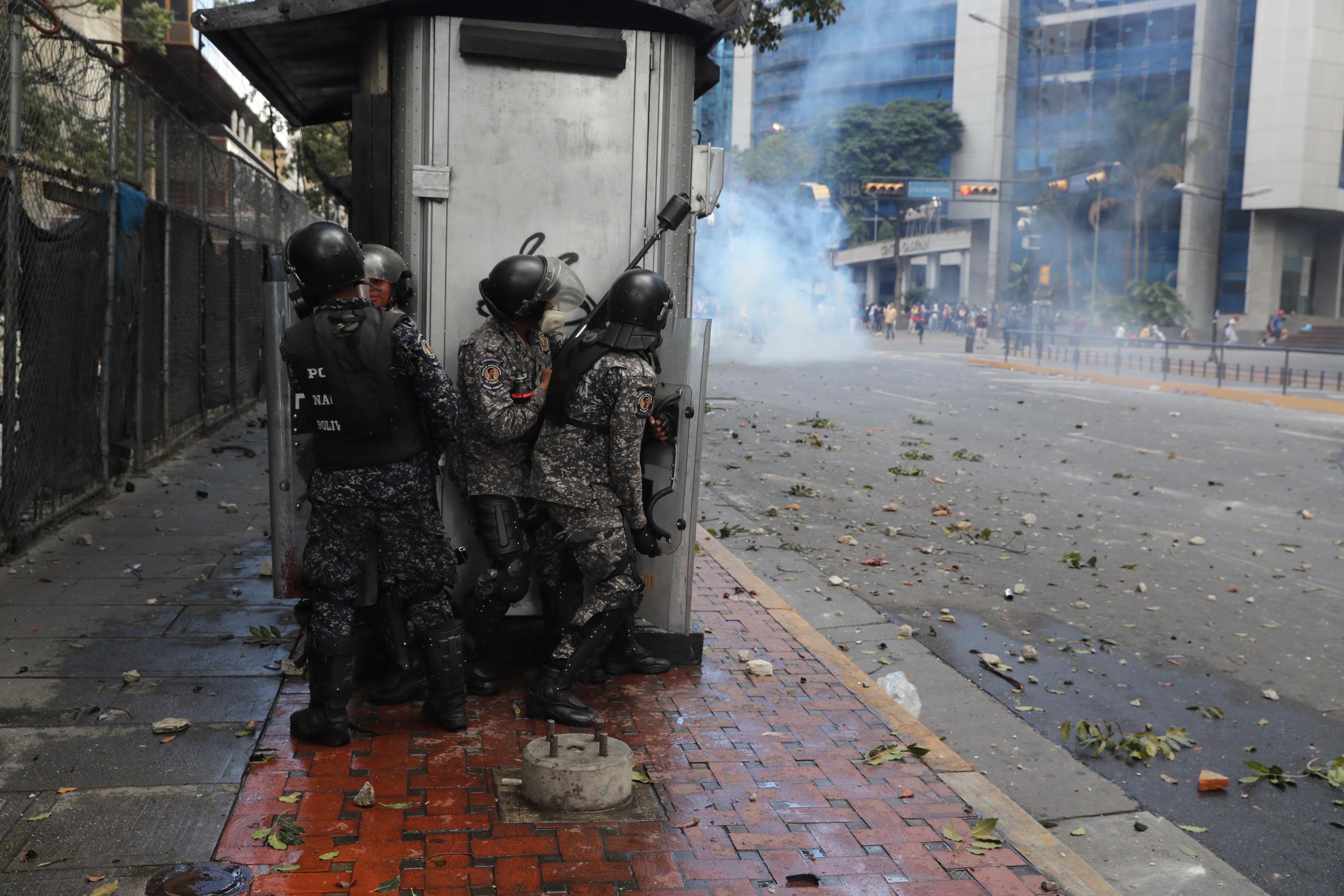 La Polizia Nazionale prende posizione durante una protesta, a Caracas