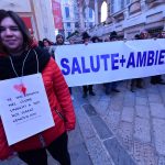 I manifestanti si dicono preoccupati per la probabile presenza di amianto nei palazzi che verranno abbattuti