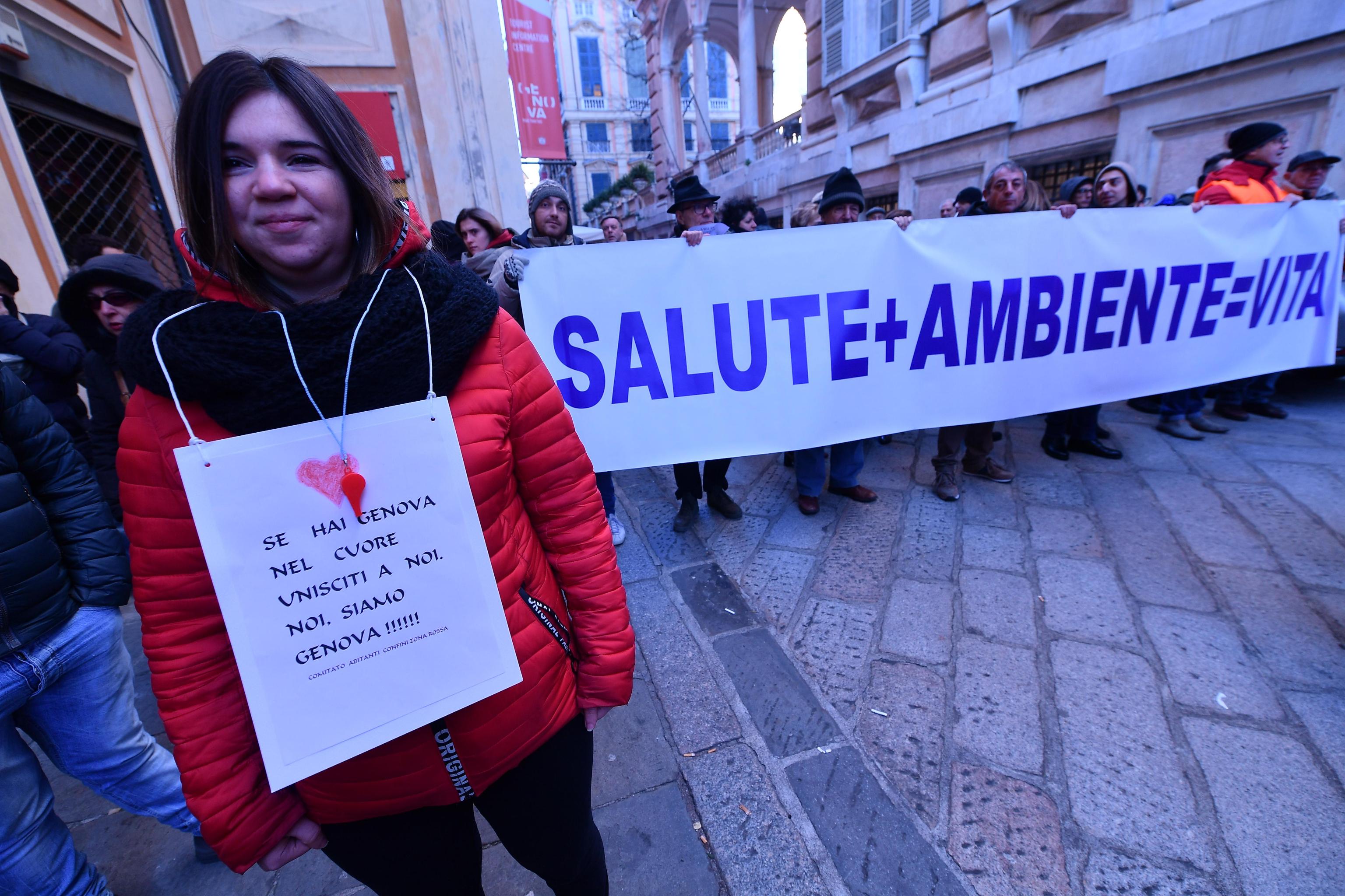 I manifestanti si dicono preoccupati per la probabile presenza di amianto nei palazzi che verranno abbattuti