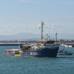 La Sea Watch solca le acque del porto siciliano. Si intravedono i quarantasette migranti a bordo della nave