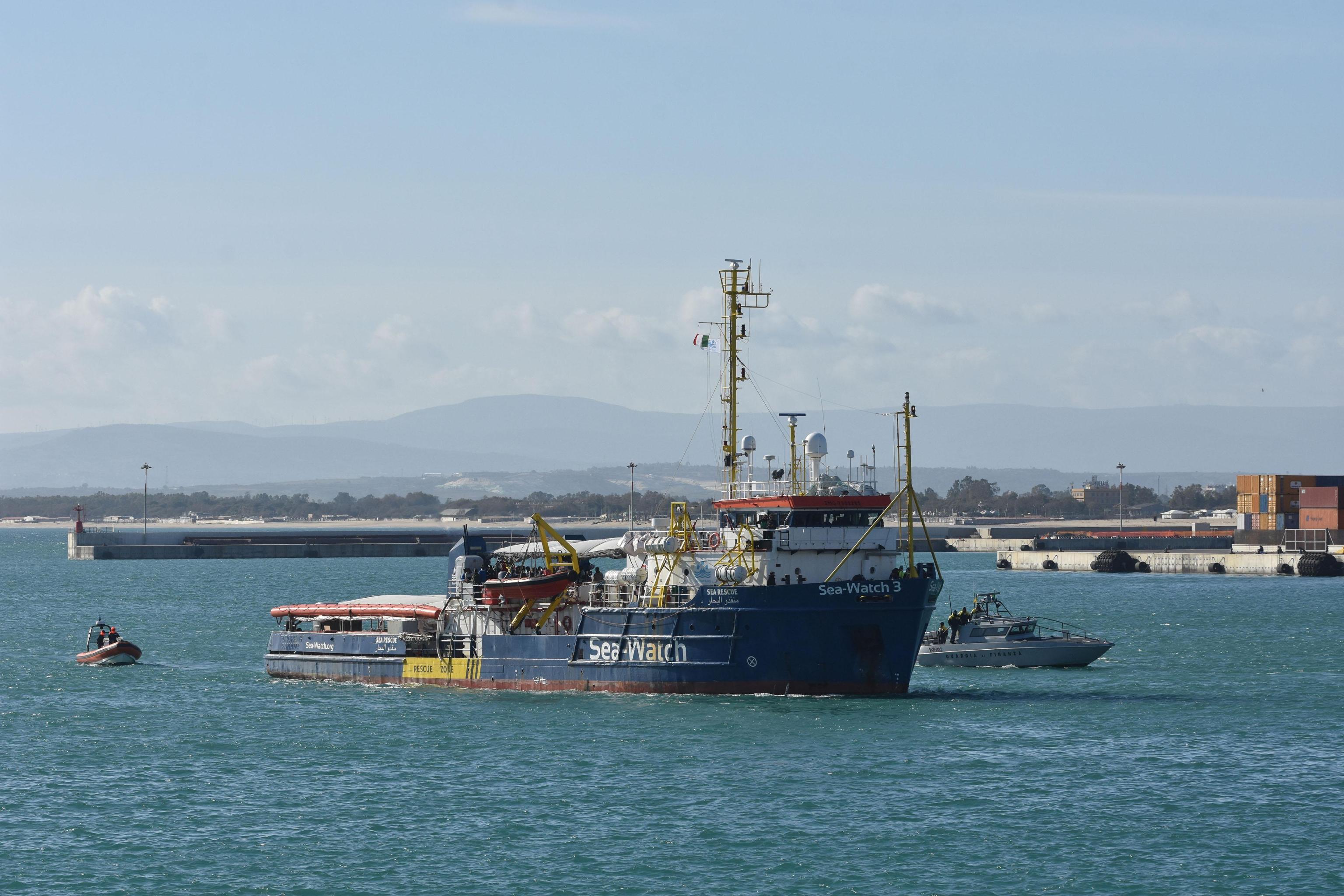 La Sea Watch solca le acque del porto siciliano. Si intravedono i quarantasette migranti a bordo della nave