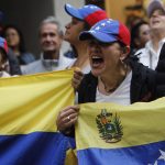 Manifestanti festeggiano Guaidò all'ambasciata venezuelana in Messico