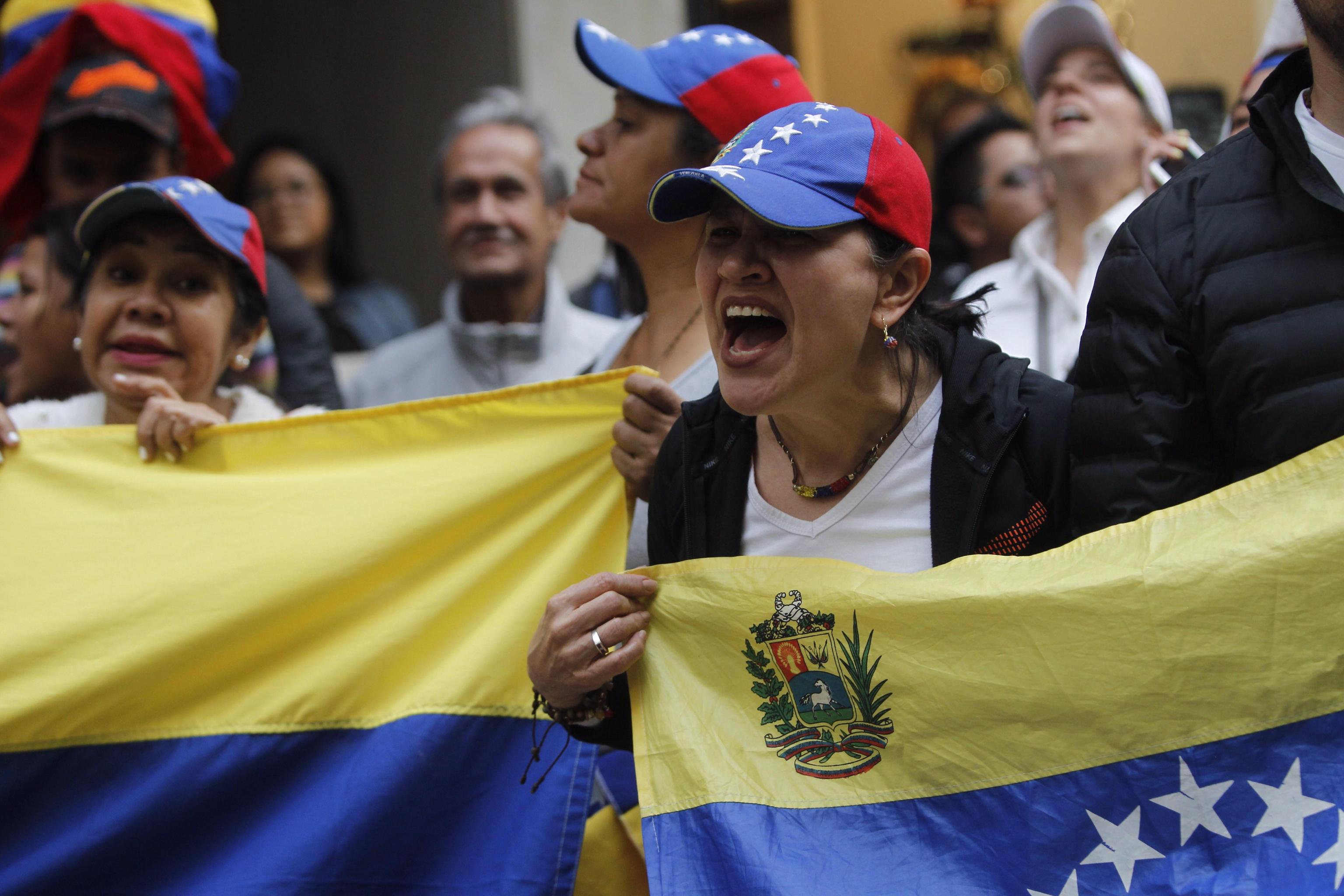 Manifestanti festeggiano Guaidò all'ambasciata venezuelana in Messico