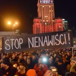 I cittadini di Danzica durante la fiaccolata espongono lo striscione "Basta odio"