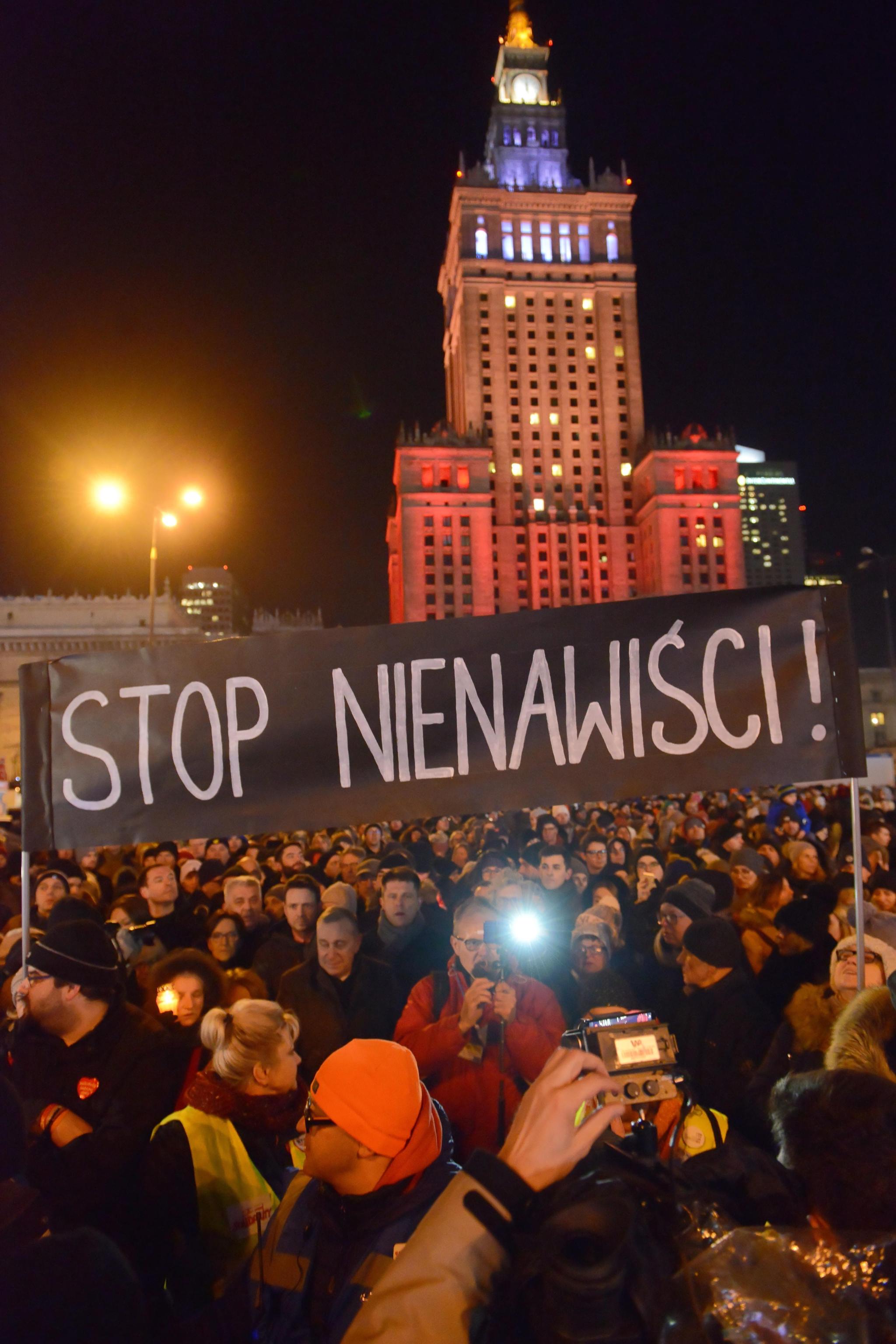 I cittadini di Danzica durante la fiaccolata espongono lo striscione "Basta odio"