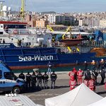 La Sea Watch attracca al porto di Levante dopo il lungo peregrinare