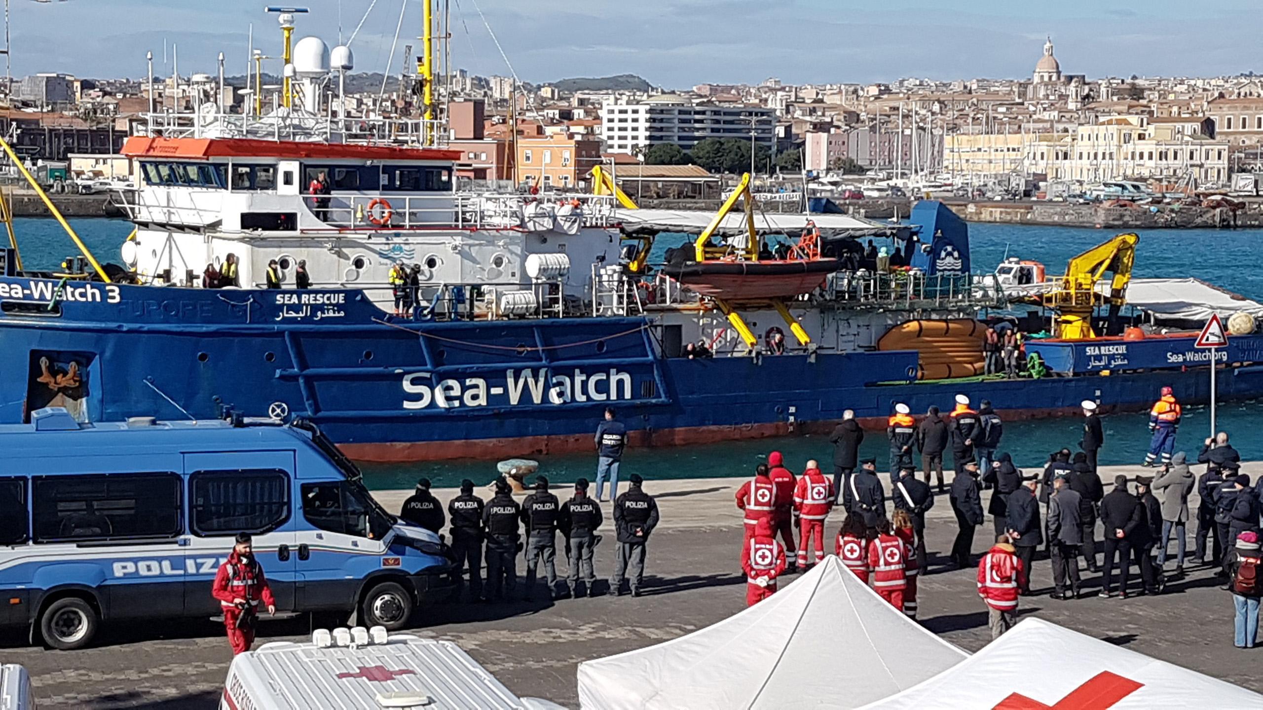 La Sea Watch attracca al porto di Levante dopo il lungo peregrinare