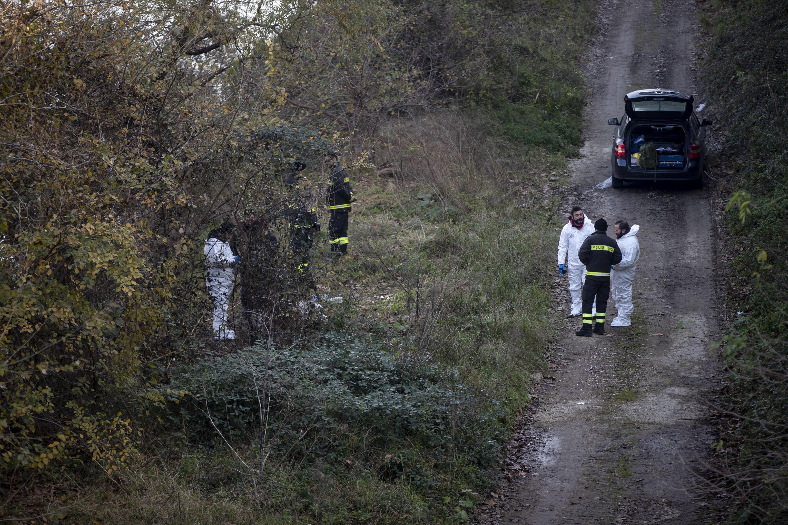 L'arrivo dei vigili del fuoco per stabilire la dinamica del rogo L'arrivo dei vigili del fuoco per stabilire la dinamica del rogo