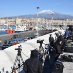 I fotografi e i giornalisti si preparano a immortalare l'arrivo a Catania della nave