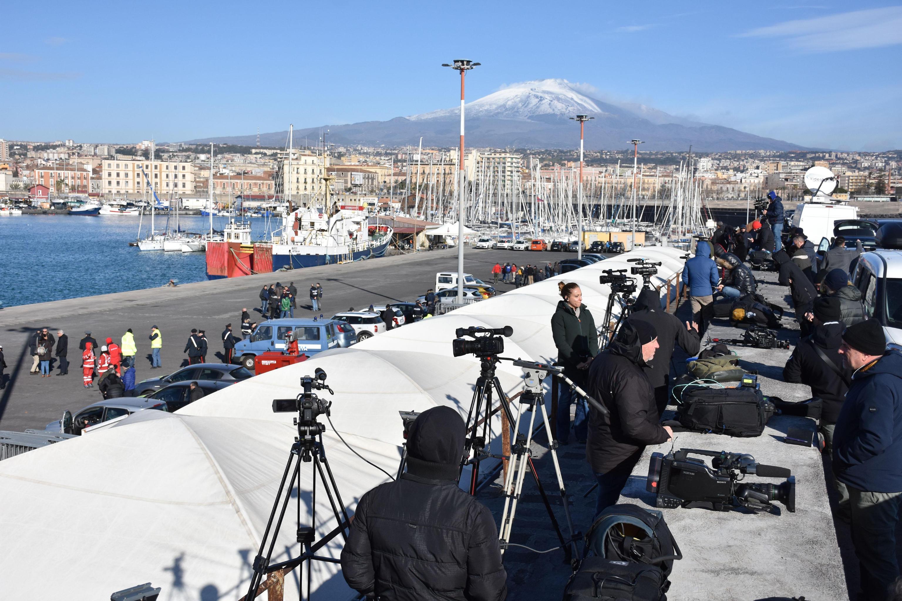 I fotografi e i giornalisti si preparano a immortalare l'arrivo a Catania della nave