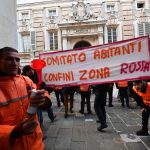 Gli abitanti che vivono ai limiti della zona rossa del Ponte Morandi di Genova hanno manifestato davanti al Comune