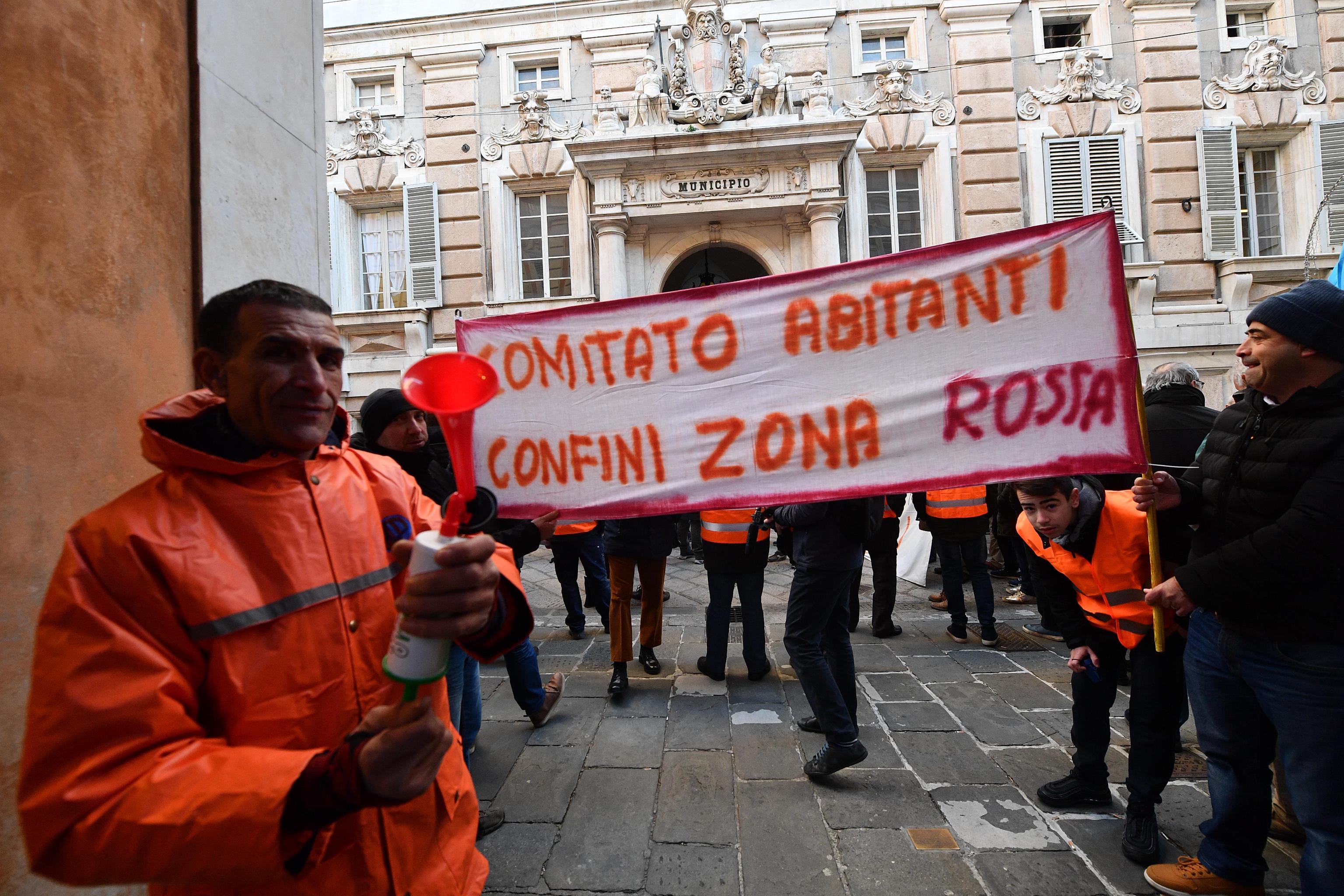Gli abitanti che vivono ai limiti della zona rossa del Ponte Morandi di Genova hanno manifestato davanti al Comune