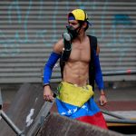 Uno dei dimostranti di Caracas