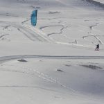 Un uomo fa snowkiting sulla neve a Piani di Pezza, vicino a Rocca di Mezzo, in Abruzzo