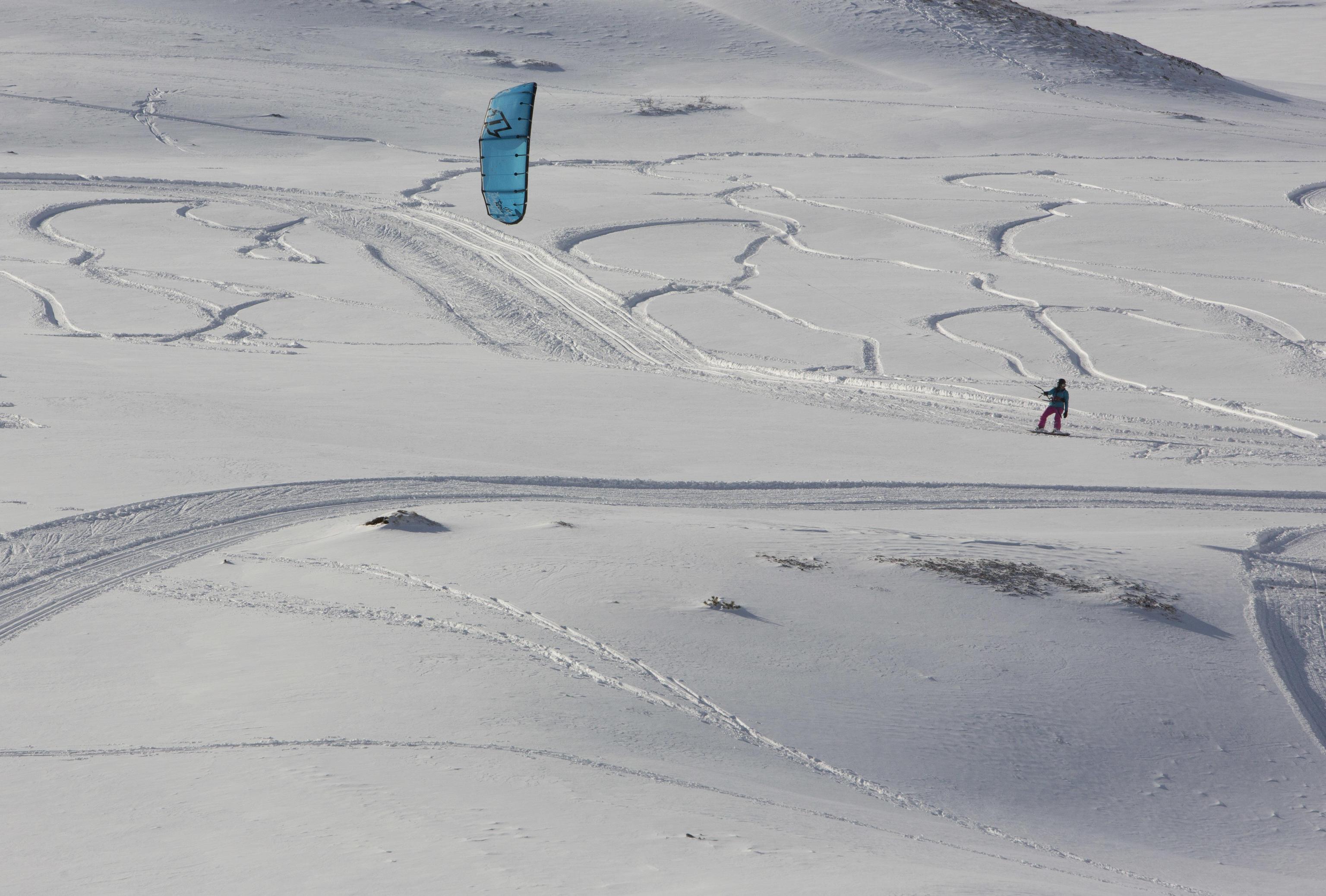 Un uomo fa snowkiting sulla neve a Piani di Pezza, vicino a Rocca di Mezzo, in Abruzzo