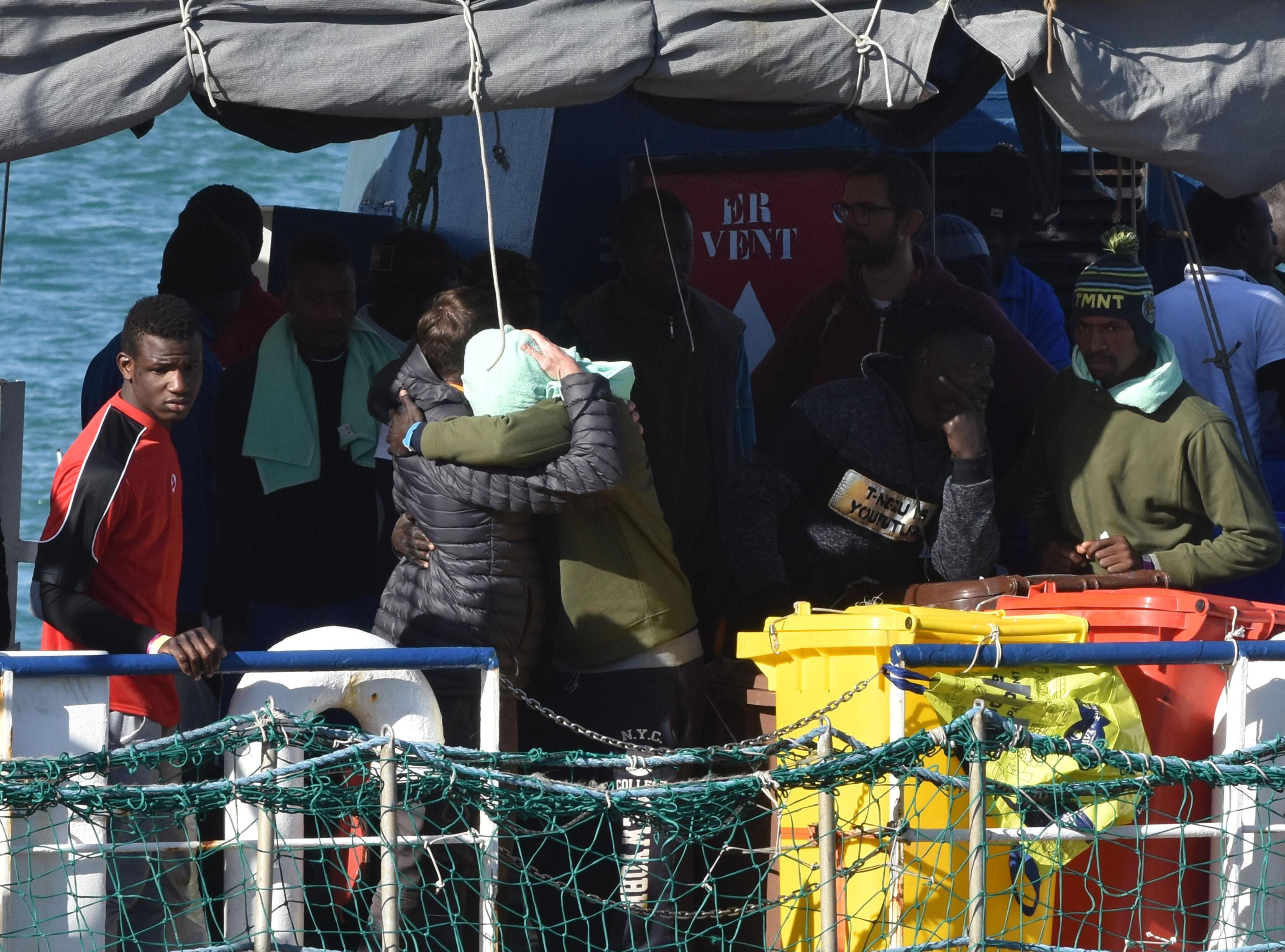 Un abbraccio simbolico tra due delle persone a bordo della Sea Watch. Per loro è la fine di un incubo