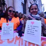 Oltre agli striscioni i manifestanti portano un cartello al collo: "Se hai un cuore unisciti a noi, noi siamo Genova"