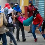 Una ragazza che ha inalato gas tossico durante gli scontri