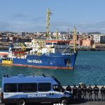 La nave sbarca a Catania dopo dodici giorni in mare, cinque dei quali passati in rada a Siracusa