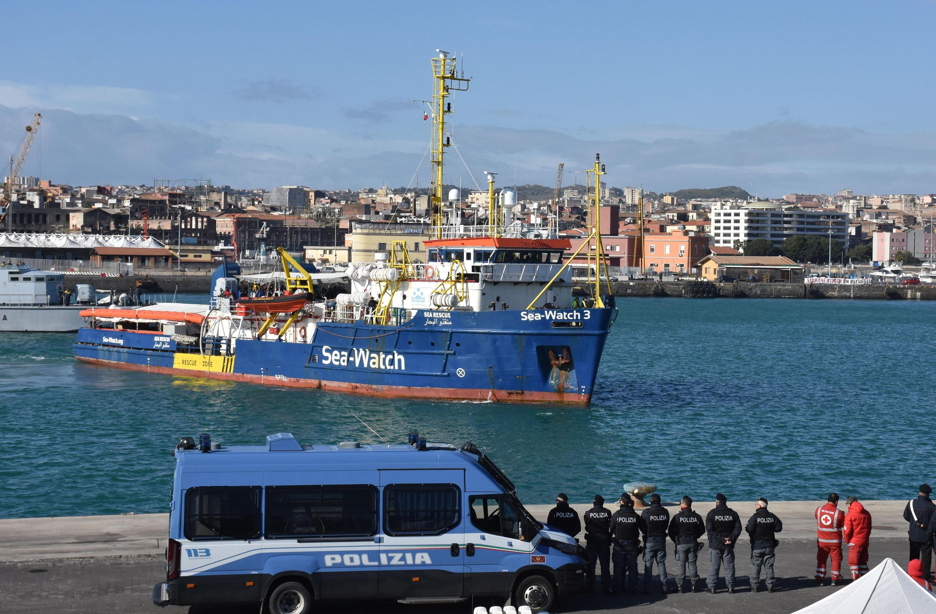 La nave sbarca a Catania dopo dodici giorni in mare, cinque dei quali passati in rada a Siracusa