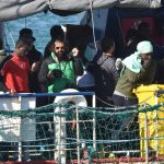 Scene di giubilo a bordo della nave, immortalate dai fotografi presenti sulla Sea Watch. I migranti sono pronti a sbarcare