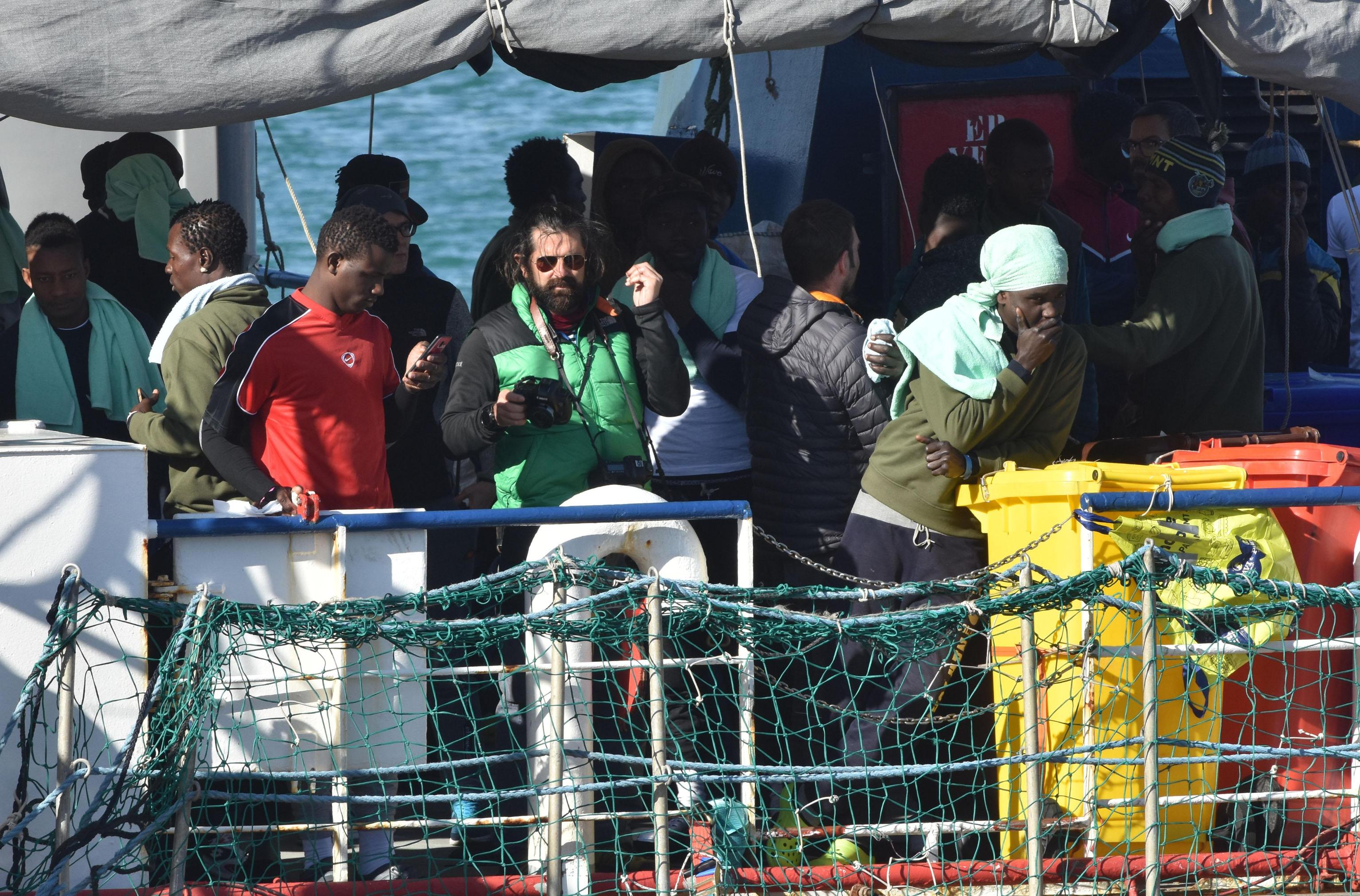 Scene di giubilo a bordo della nave, immortalate dai fotografi presenti sulla Sea Watch. I migranti sono pronti a sbarcare