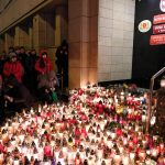 Candele accese nella Città Vecchia, luogo dell'uccisione del sindaco Pawel Adamowicz