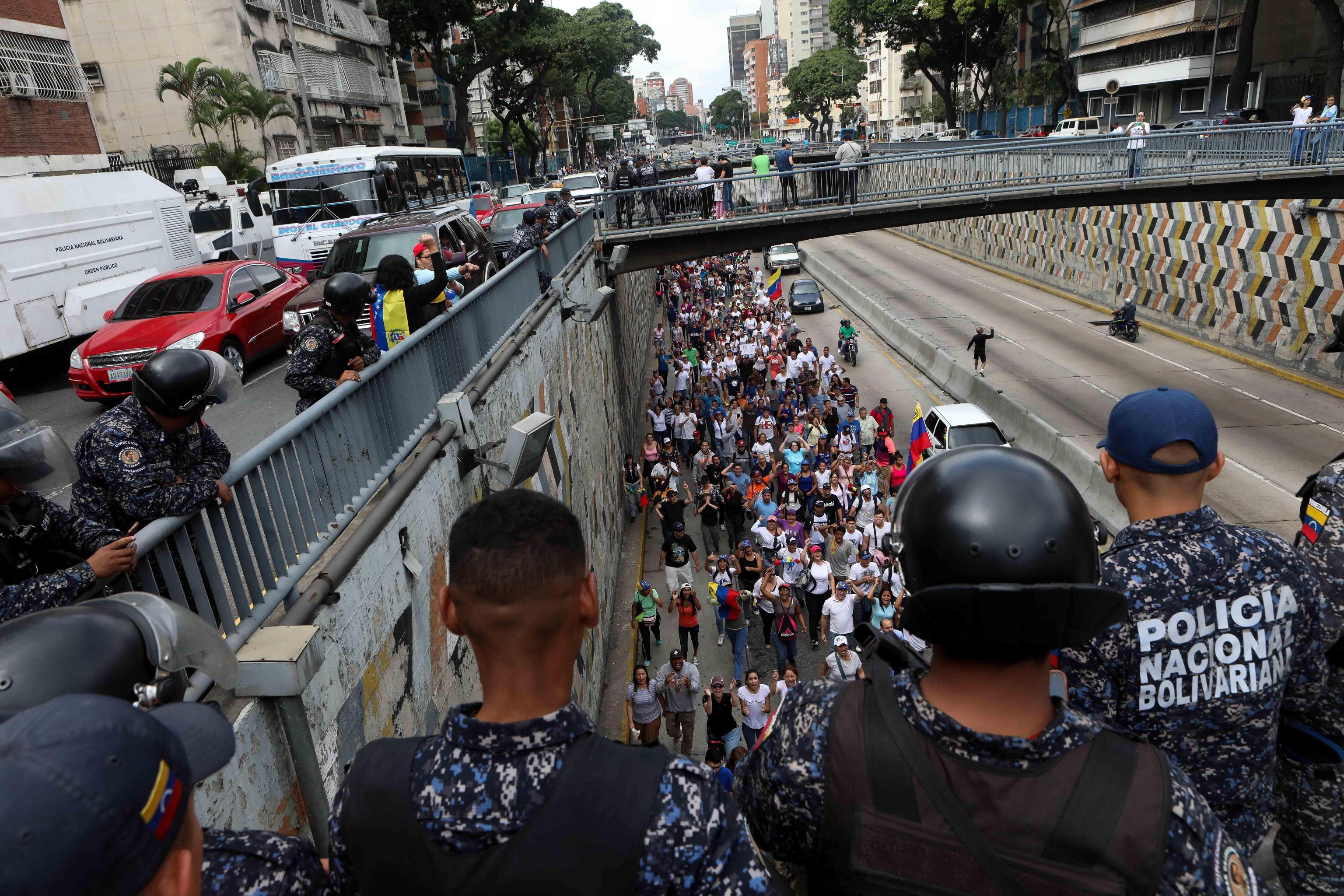 La Polizia e i dimostranti anti-governativi di Caracas