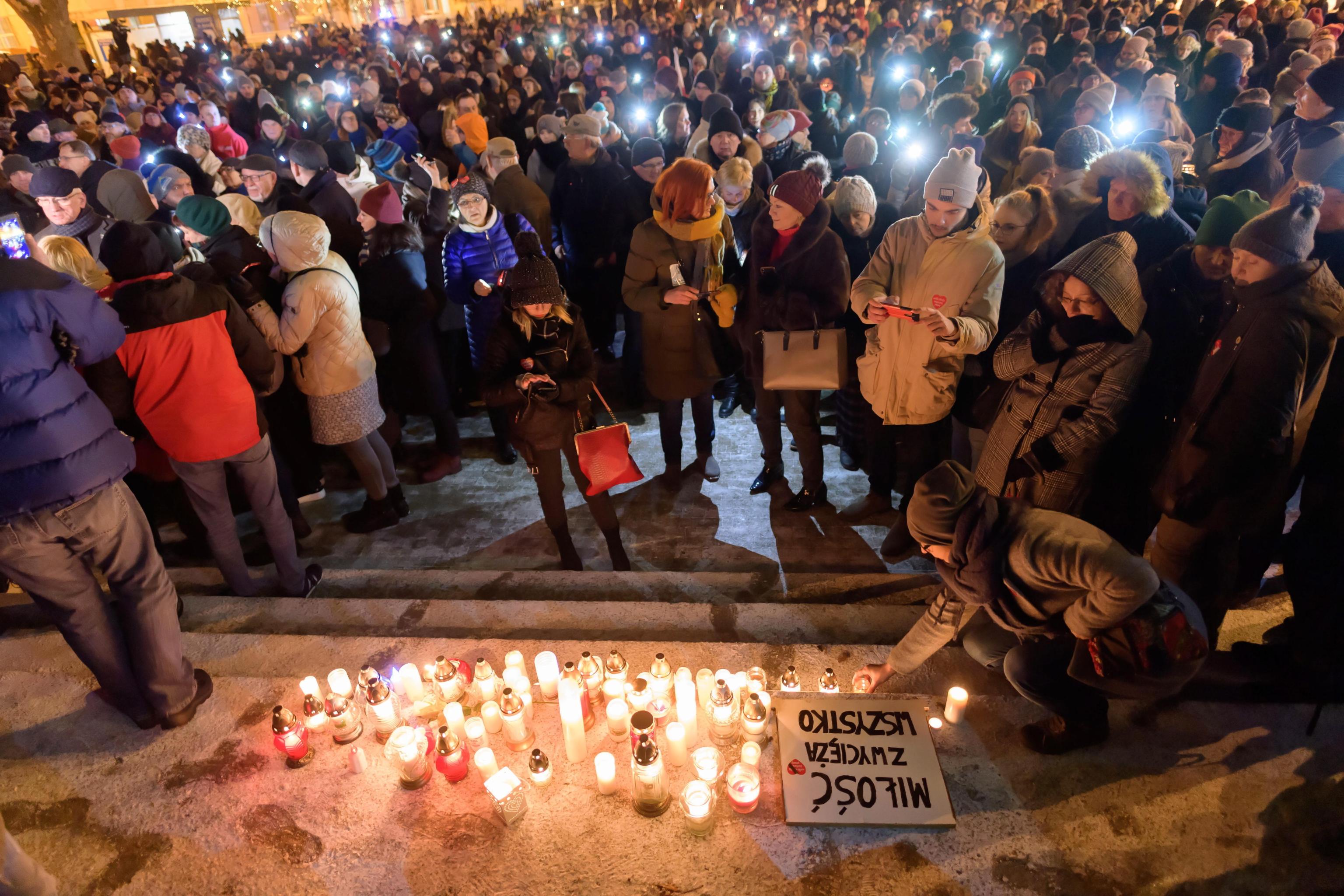 Protesta civile dei cittadini di Poznan contro la violenza dopo l'assassinio del sindaco Pawel Adamowicz