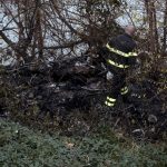 I vigili del fuoco analizzano il luogo dell'incendio I vigili del fuoco analizzano il luogo dell'incendio