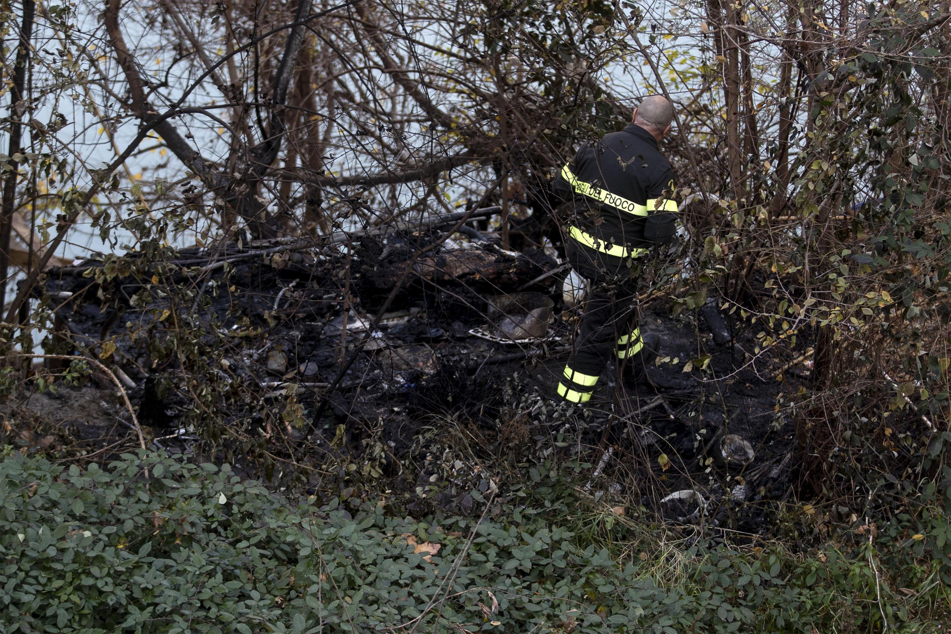 I vigili del fuoco analizzano il luogo dell'incendio I vigili del fuoco analizzano il luogo dell'incendio