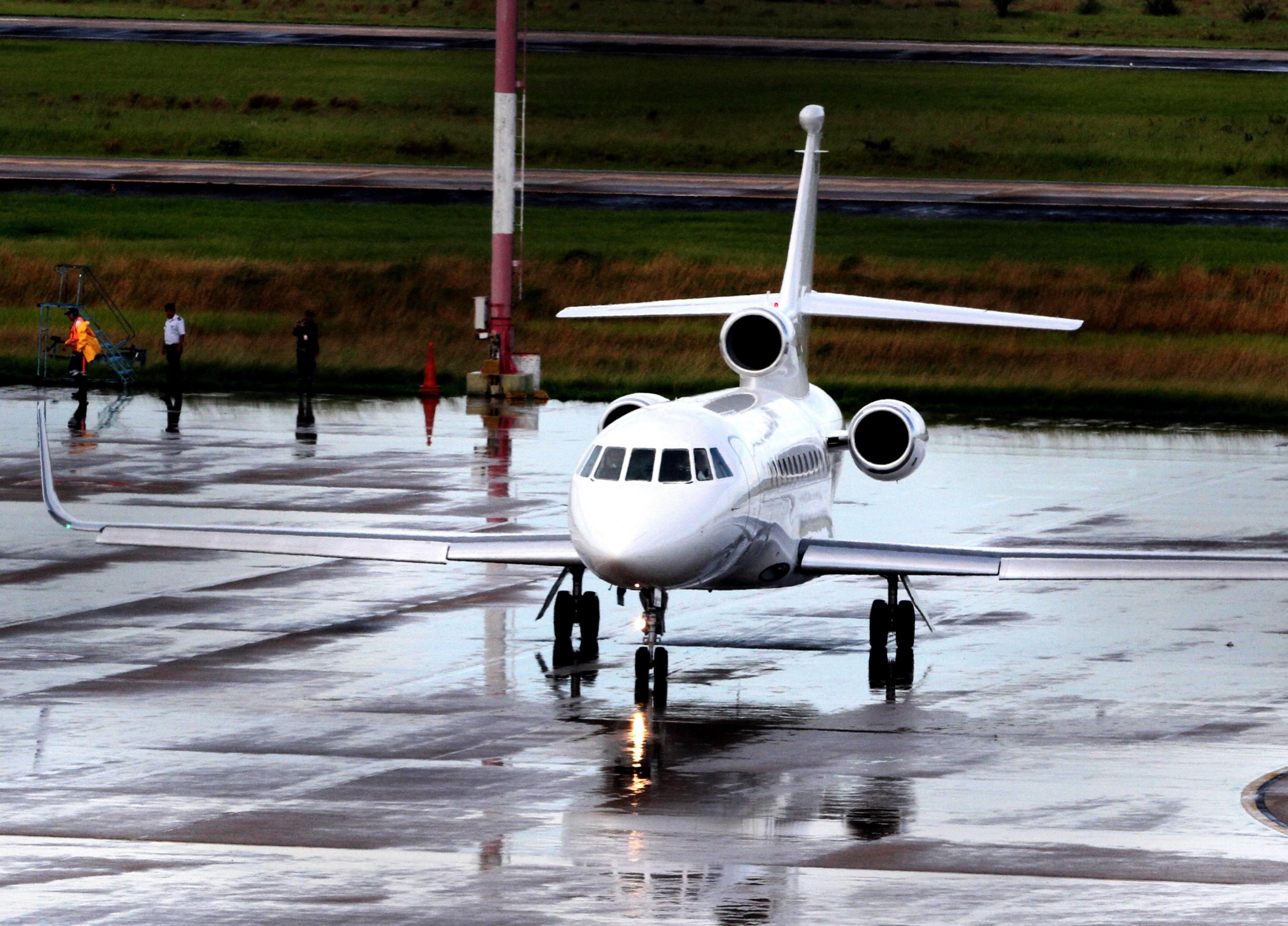 Il decollo dall'aeroporto di Viru Viru, a Santa Cruz, in Bolivia, dell'aereo che ha portato Battisti in Italia.
