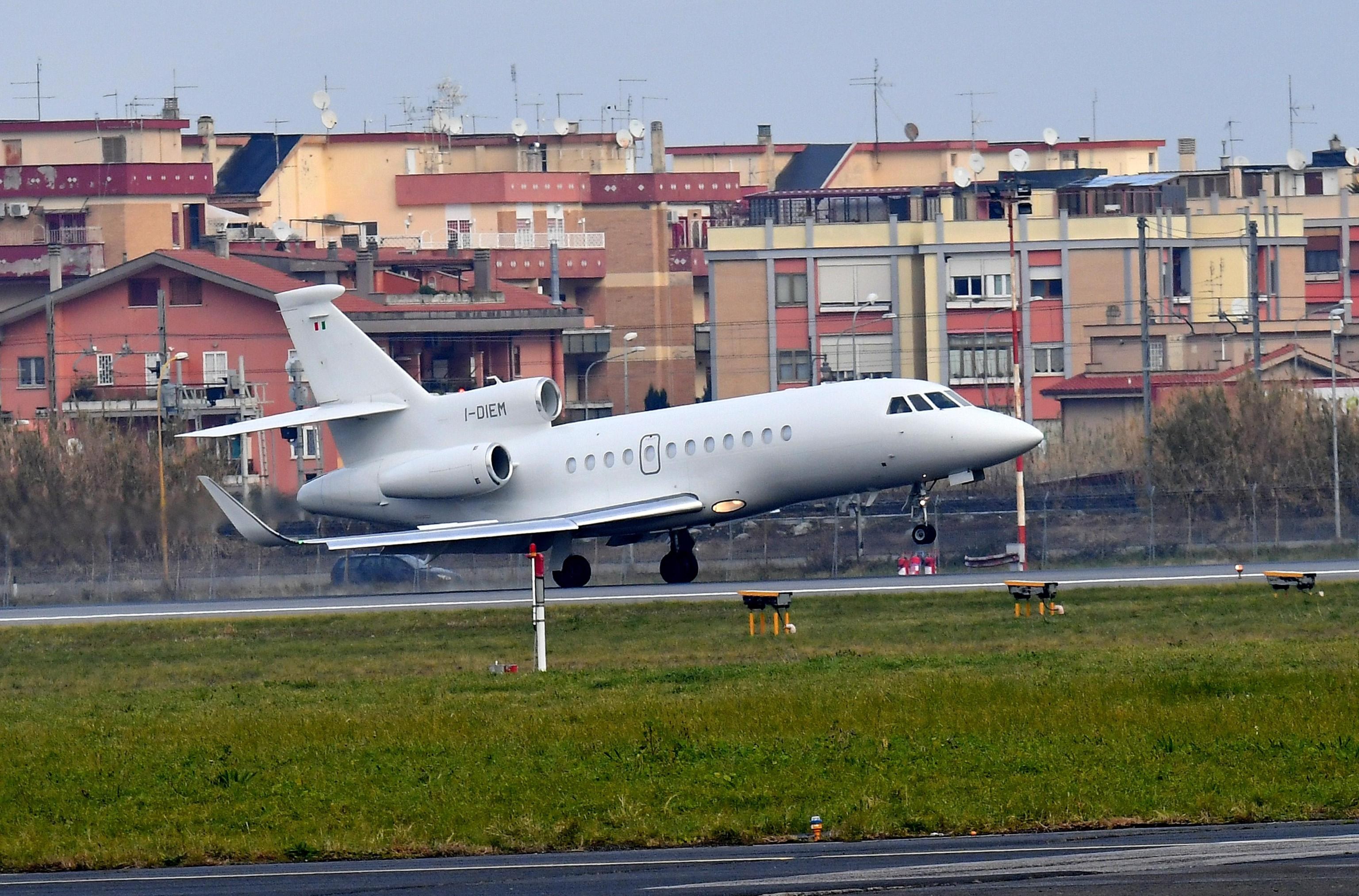 L'arrivo a Ciampino del Falcon 900 del Governo italiano con a bordo il terrorista Battisti.
