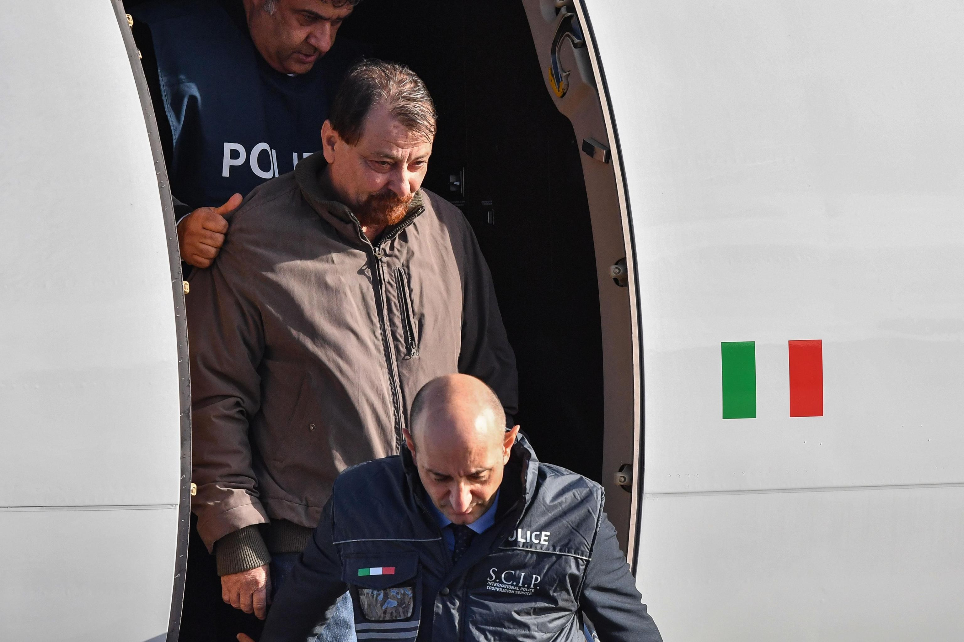 L'arrivo in Italia del latitante e pluriomicida Cesare Battisti, catturato sabato alle 17 (ora locale) in Bolivia, a Santa Cruz.