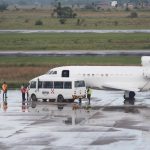 Il bus sul quale Cesare Battisti è stato accompagnato sull'aereo.
