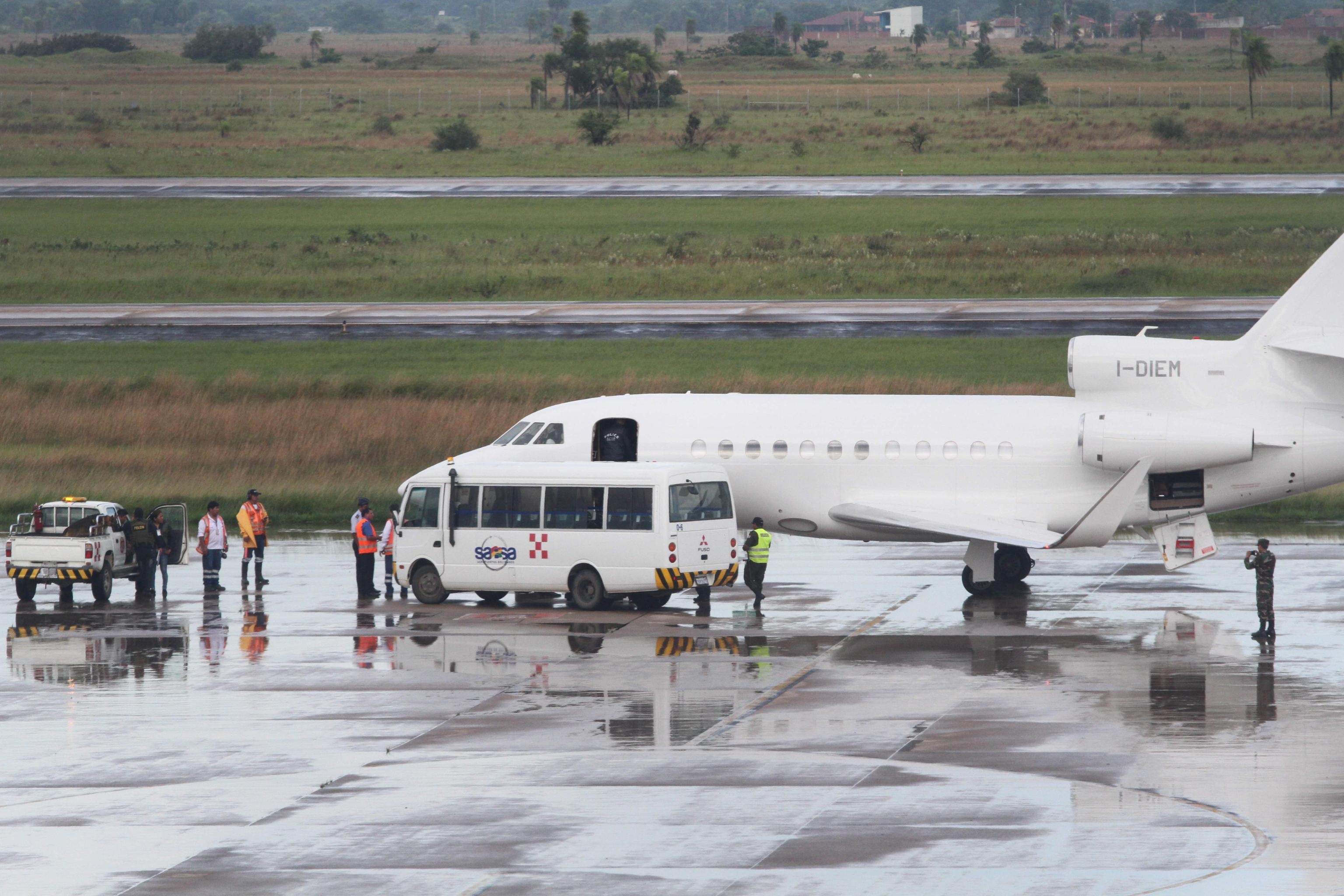 Il bus sul quale Cesare Battisti è stato accompagnato sull'aereo.