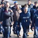 Cesare Battisti, appena sbarcato in Italia, viene scortato dalla Polizia italiana.