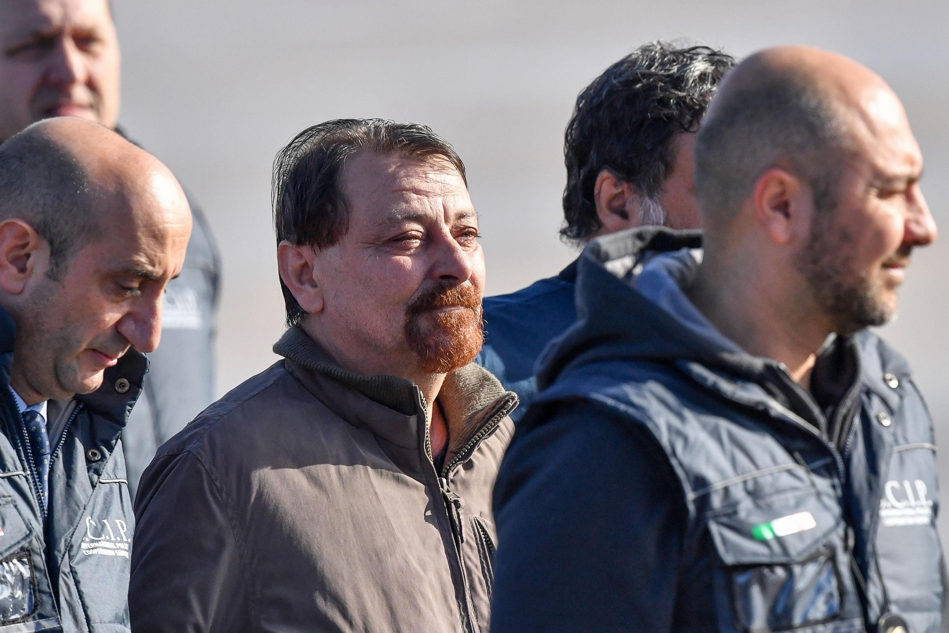 Primo piano di Cesare Battisti al suo arrivo a Ciampino. Verrà portato a Rebibbia.