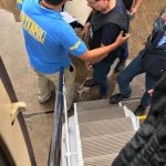 Il momento in cui Cesare Battisti sale sull'aereo.