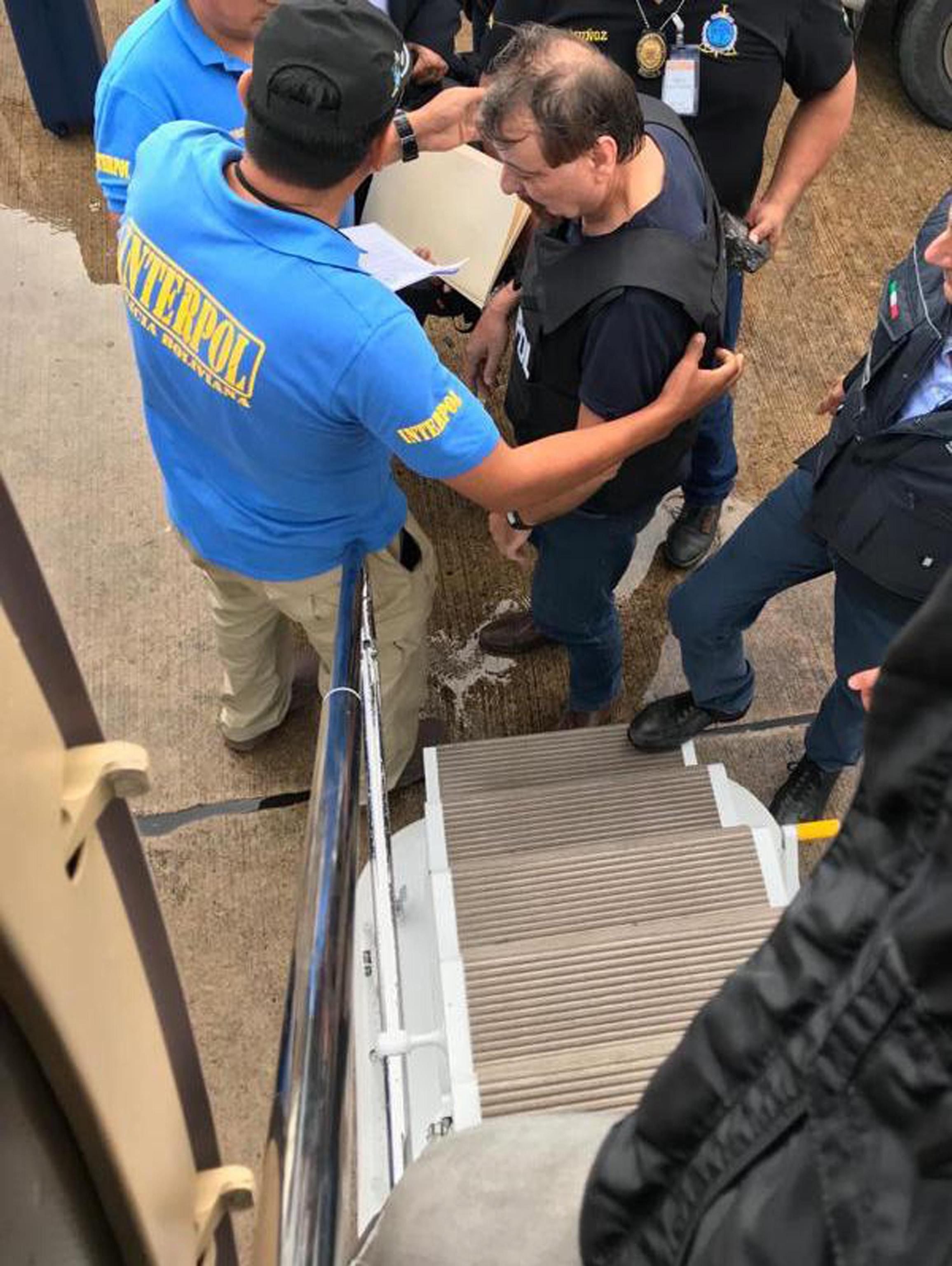 Il momento in cui Cesare Battisti sale sull'aereo.