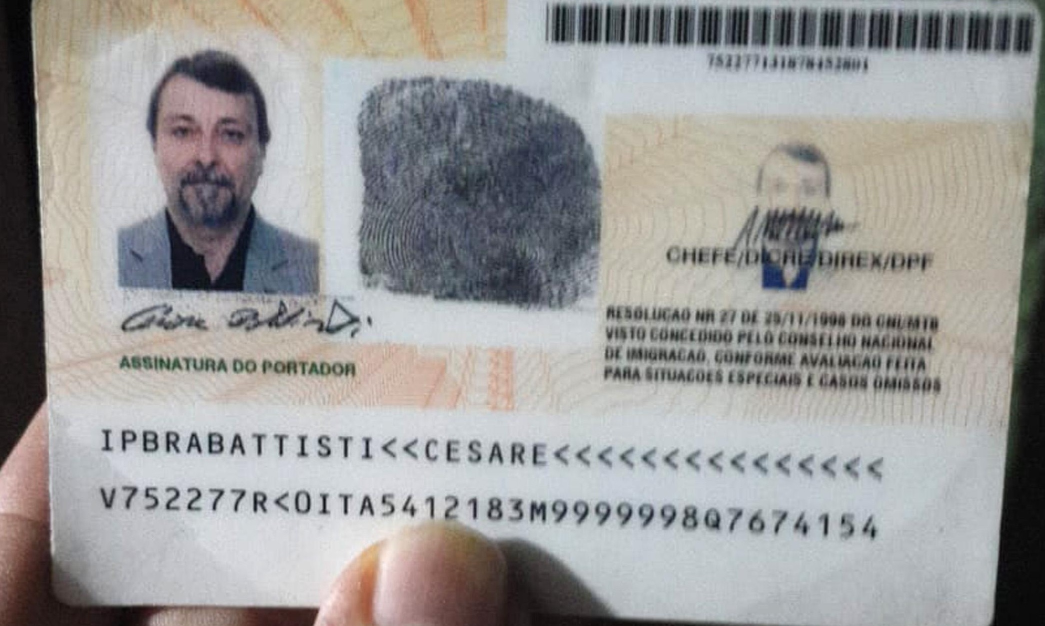 Il passaporto brasiliano dell'ex primula rossa in una foto della Polizia di Stato.
