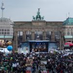 Migliaia di persone a Pariser Platz, davanti alla Porta di Brandeburgo