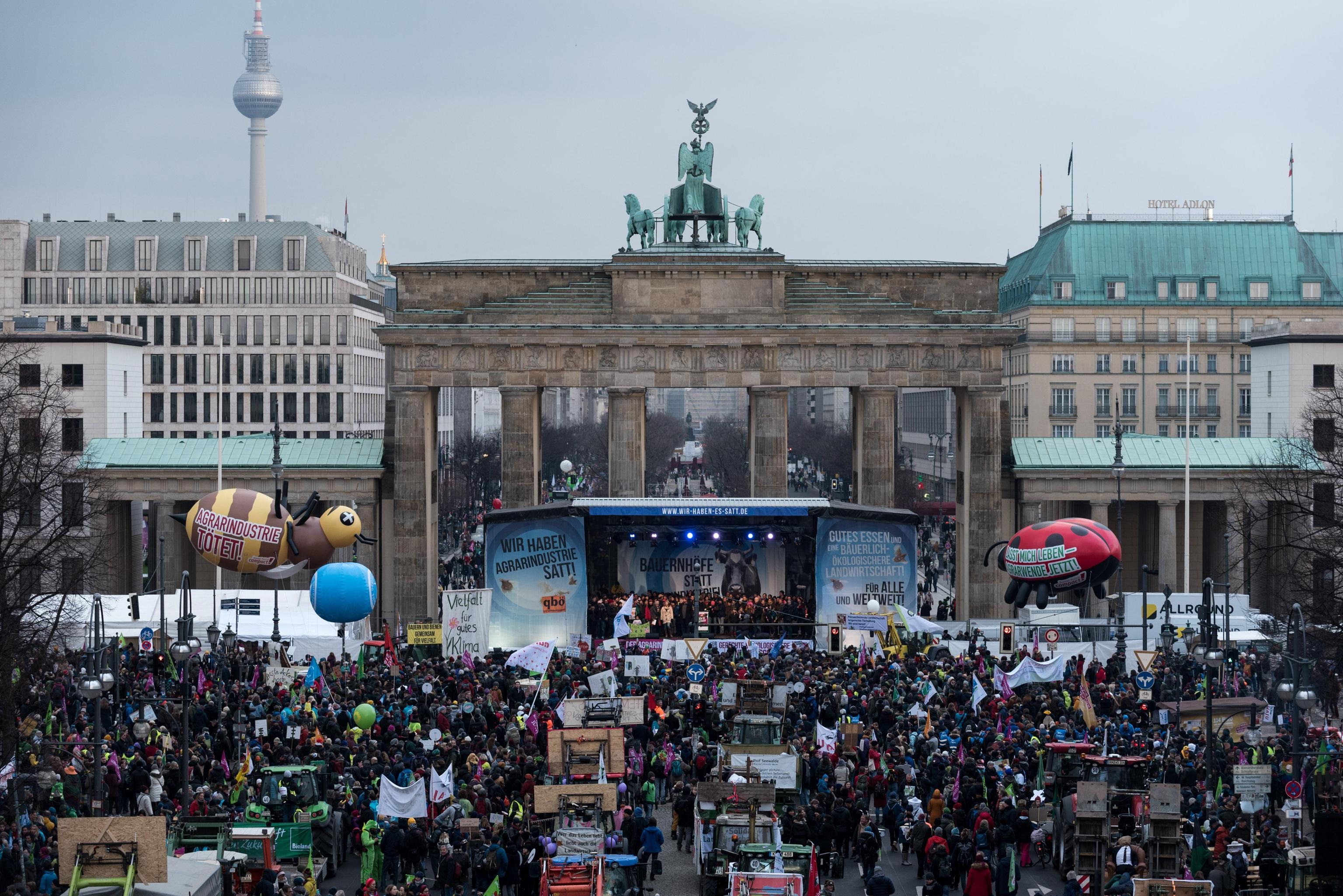 Migliaia di persone a Pariser Platz, davanti alla Porta di Brandeburgo