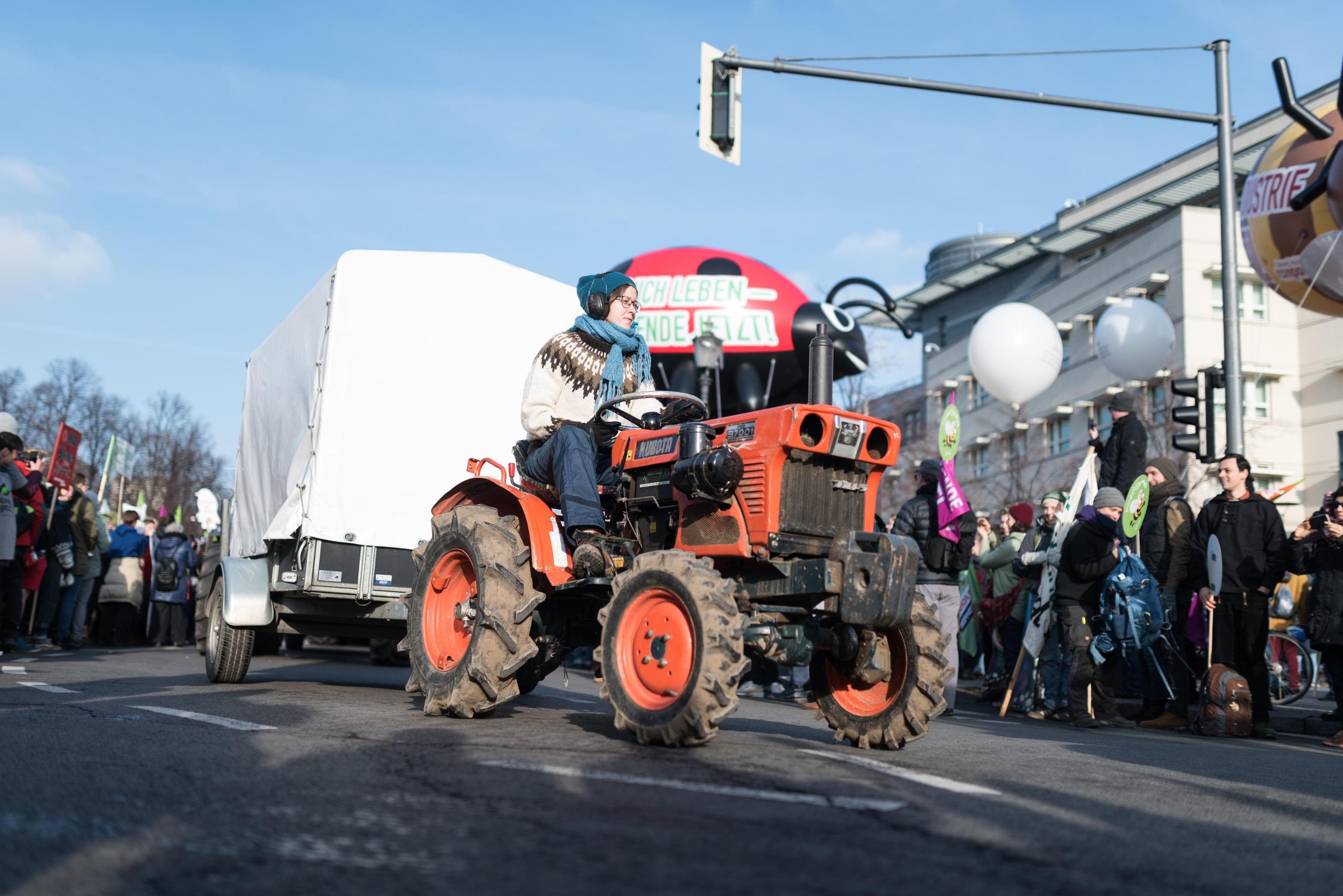 Un trattore per le strade di Berlino durante la manifestazione