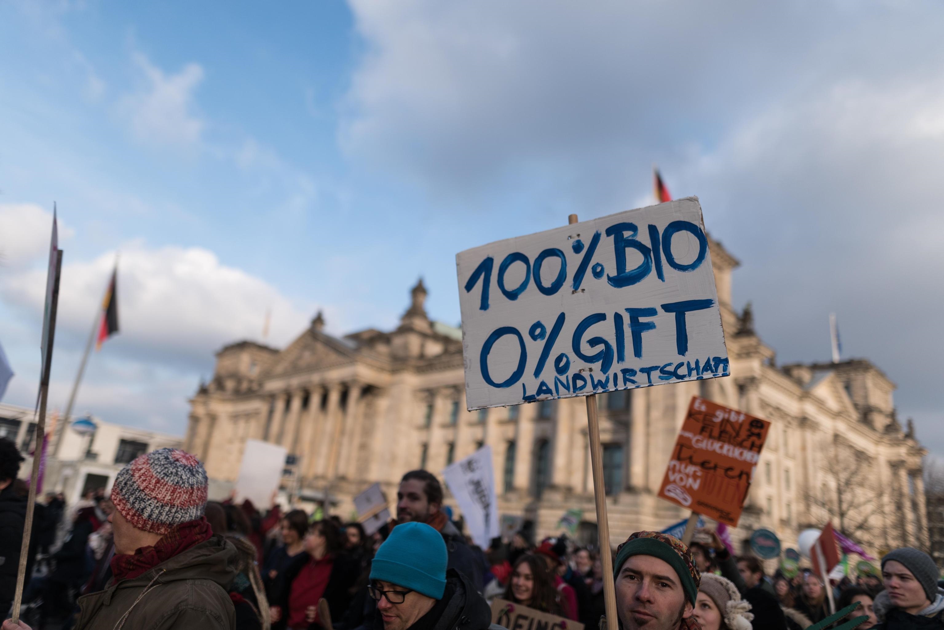 Uno striscione: "100 per cento Bio, zero per cento veleno"