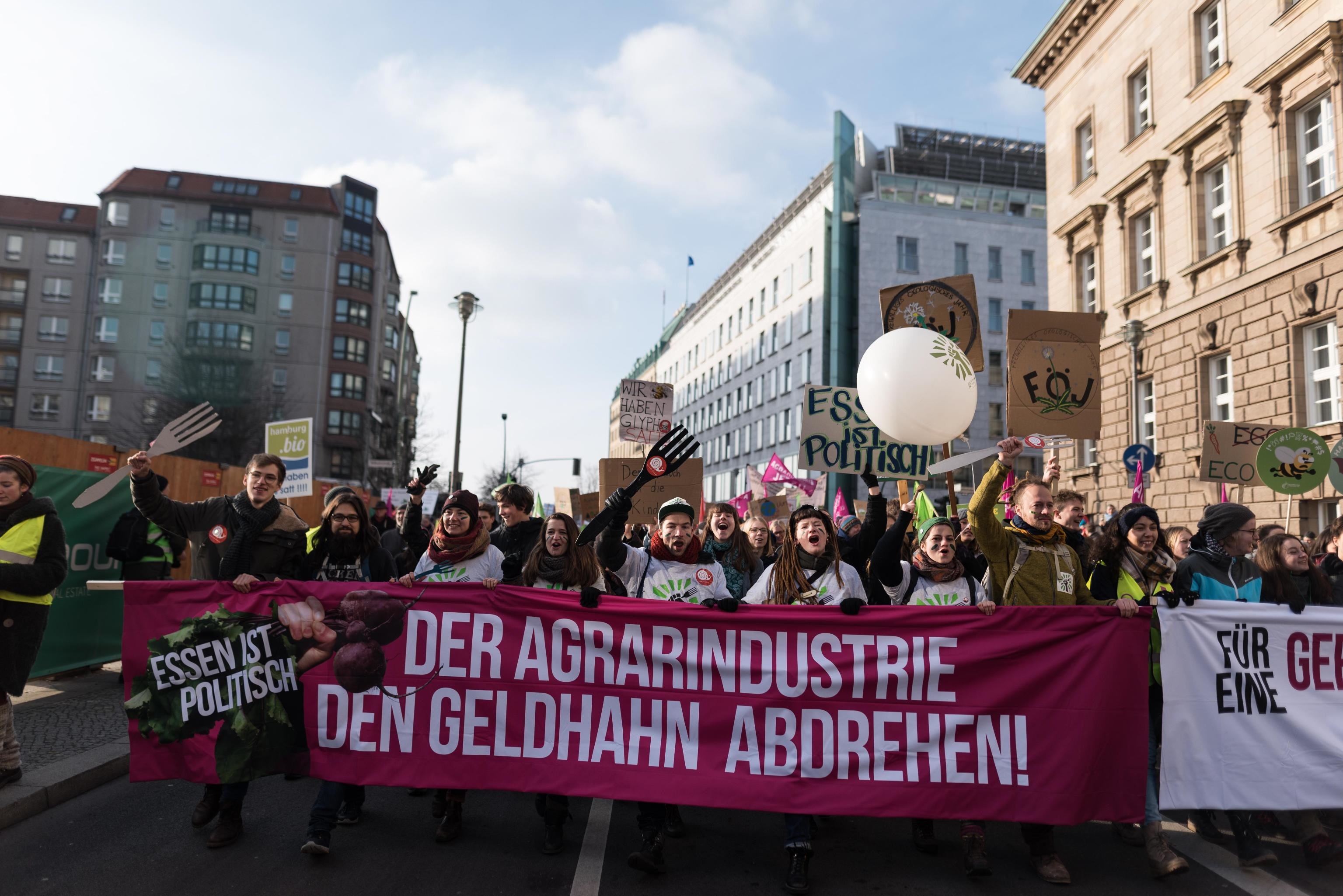 I manifestanti a Berlino: "Siamo stufi di tutto ciò"