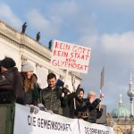 Alcuni manifestanti con un cartello contro il glifosato