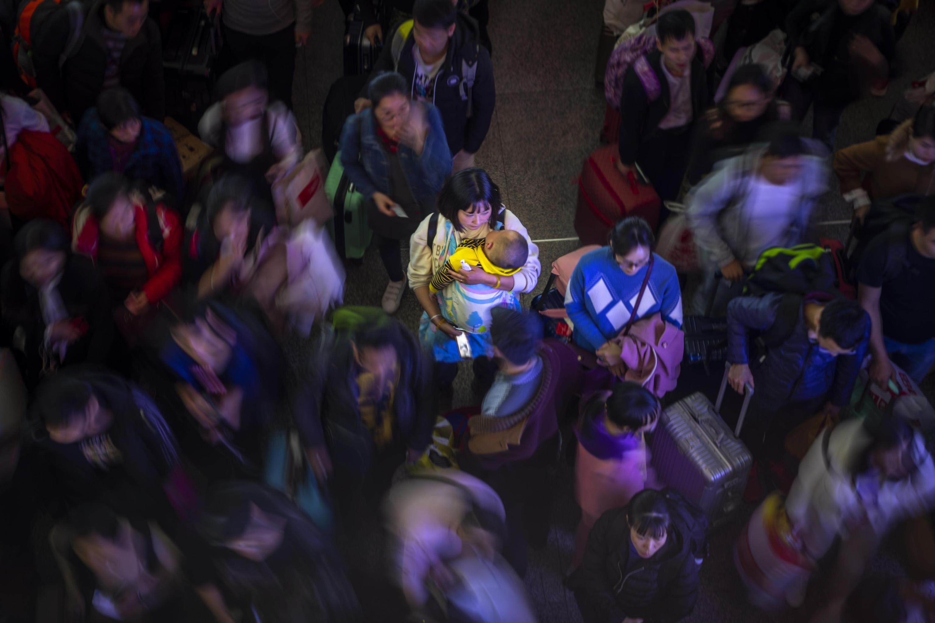 Uno scatto della calca notturna presso la stazione ferroviaria di Guangzhou causata dal grande esodo verso le città e località più piccole in occasione del capodanno lunare cinese