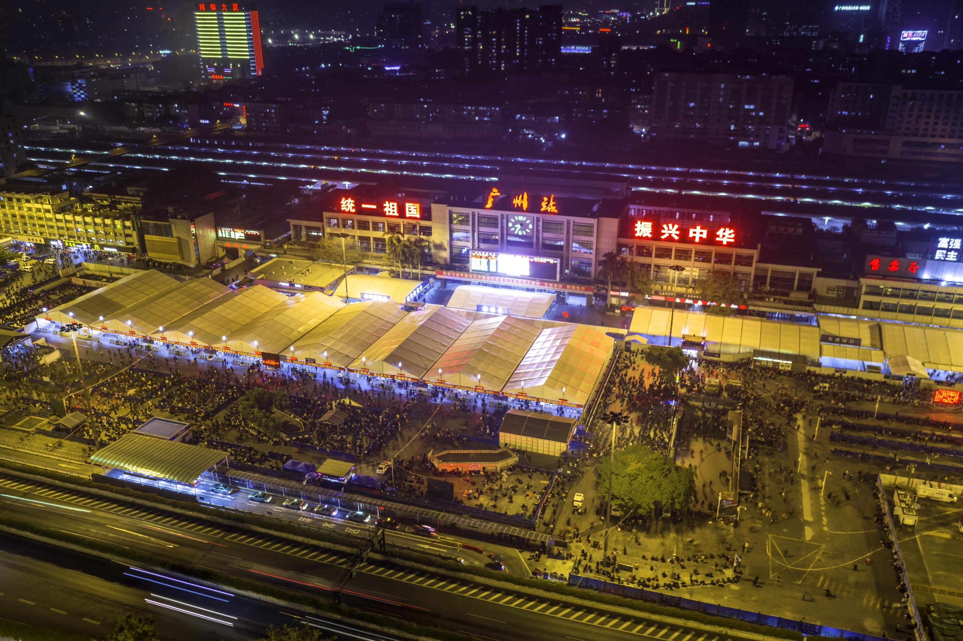 Vista aerea, ottenuta tramite un drone, dell'affollata stazione ferroviaria ad alta velocità di Guangzhou. In occasione del capodanno lunare cinese si verifica il più ingente spostamento di persone al mondo