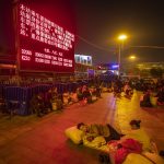 Cinesi accampati di fronte alla stazione ferroviaria di Guangzhou. Per il capodanno lunare sono attesi quasi tre miliardi di trasferte